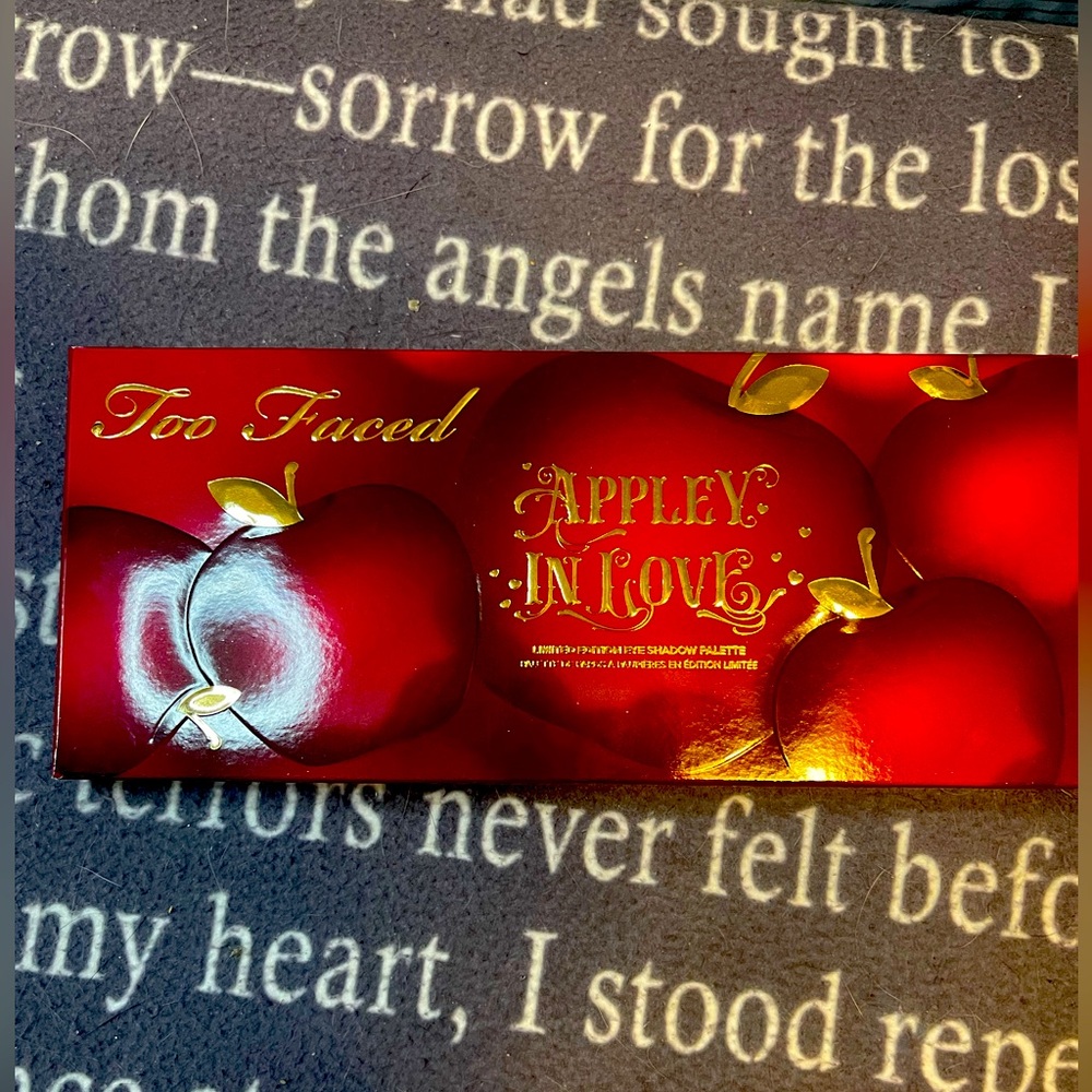 Appley in love Too Faced eyeshadow palette
